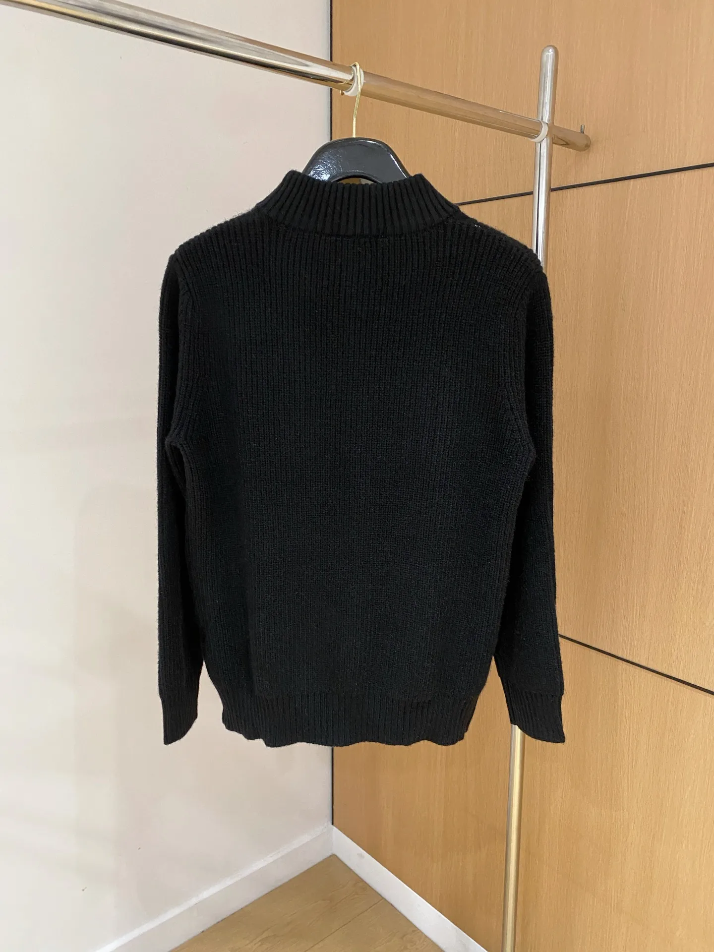 🅿️540 【LV Louis Vuitton】Autumn and winter classic cardigan sweater, in full condition! ! ! Wool blended fabric, the latest model in 2025, golden ratio! ! Slim-fitting soft gold, versatile and practical item, the combination and practicality are extremely powerful, simple and elegant, and classy! To create your own style, it is highly recommended to buy it in two colors. The standard slim fit tailoring process is suitable for both young and old men. It is knitted from wool and will not cause any discomfort! While keeping warm, it is stylish, textured and wearable, and the classic logo with contrasting colors on the chest feels in place! ! Recommended for regular customers! ! Size M-3XL (maximum wear: 190 pounds)